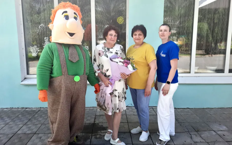 Волонтеры культуры и сотрудники Дома культуры с. Мурзицы поздравили с юбилеем Надежду Ивановну Маслову