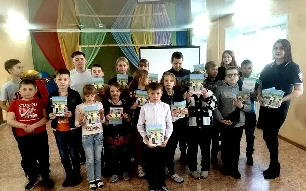 В преддверии летних каникул инспектор по пропаганде БДД ОГИБДД МО МВД России «Кулебакский» Ольга Хажметова рассказала детям о важности соблюдения правил дорожного движения