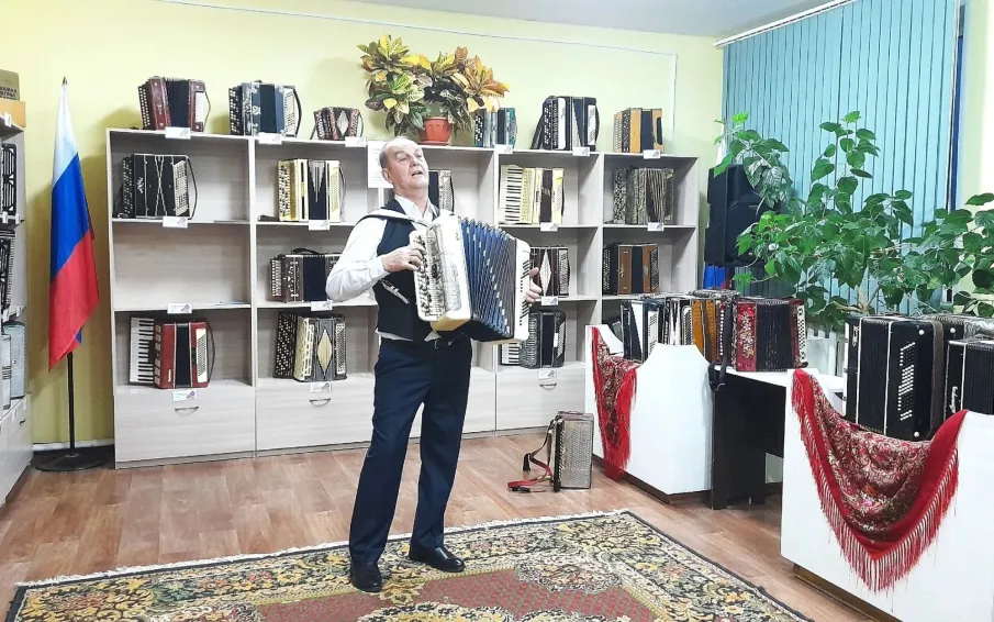 В р.п. Гремячево открыта выставка гармоней из частной коллекции Алексея Михайловича Омельшина.