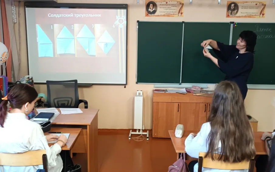 Сотрудники муниципального архива провели школьный урок для учащихся 8 класса школы № 1 на тему «Вспоминай, читая, обо мне…»