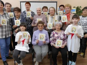 В городской библиотеке состоялся мастер-класс по изготовлению открытки в технике объемного декупажа   