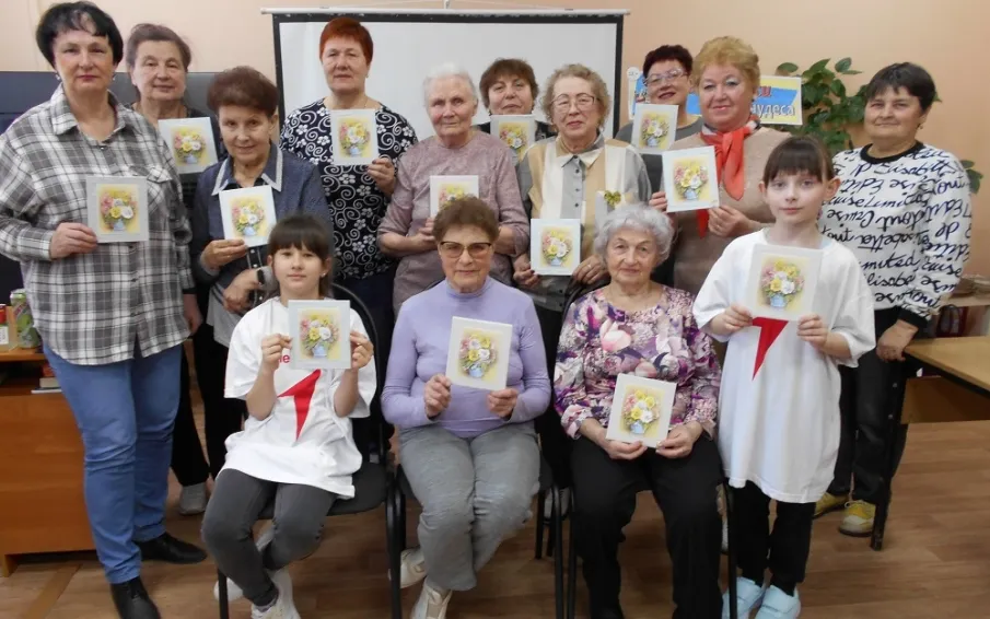 В городской библиотеке состоялся мастер-класс по изготовлению открытки в технике объемного декупажа   