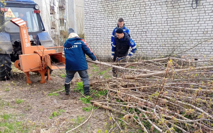 Субботники продолжаются: коммунальщики наводят порядок в городе
