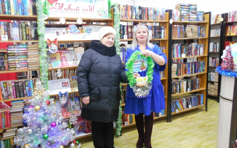В преддверии новогодних праздников городская библиотека № 2 постаралась обеспечить новогоднее настроение своим читателям