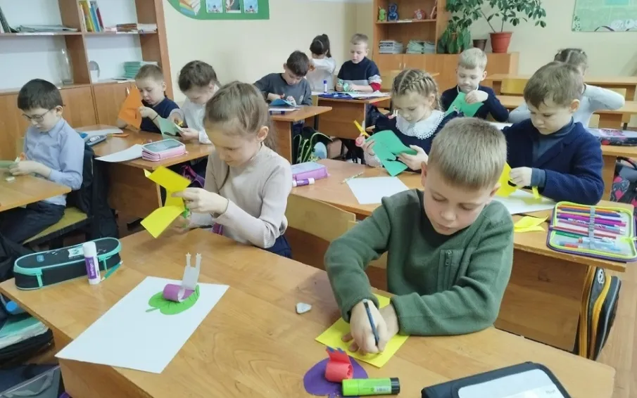 В рамках работы Добро.центра "Гармония" для учащихся 1 "Б" класса школы №7 прошел час милосердия "Твори добро от всей души!"