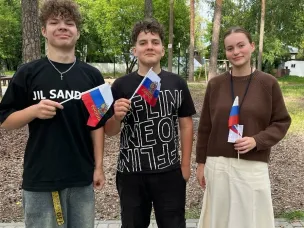 Сотрудники  библиотеки провели программу ко Дню  Российского флага