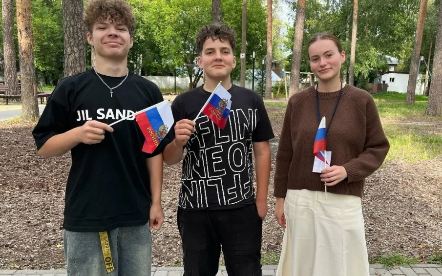 Сотрудники  библиотеки провели программу ко Дню  Российского флага