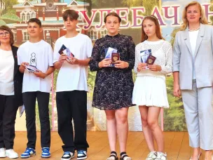 В День России в торжественной церемонии «Мы — граждане России!» приняли участие юные кулебачане: Ева Губанова и Елизавета Уварова