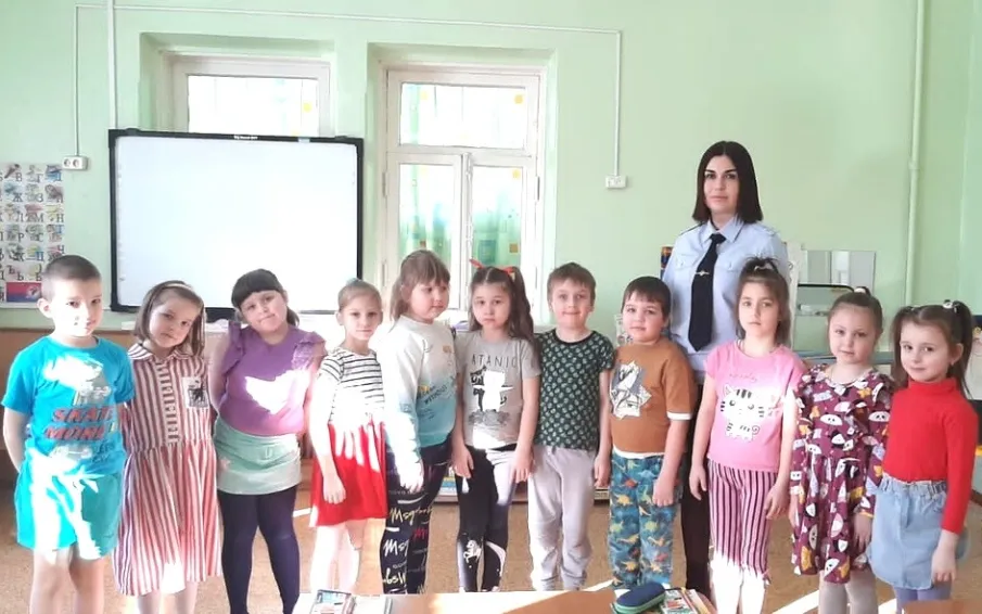 Обучение детей правильному поведению на дорогах необходимо начинать с раннего возраста