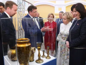 Валентине Матвиенко и Наталье Кочановой представили выставку изделий НХП на Форуме креативных территорий