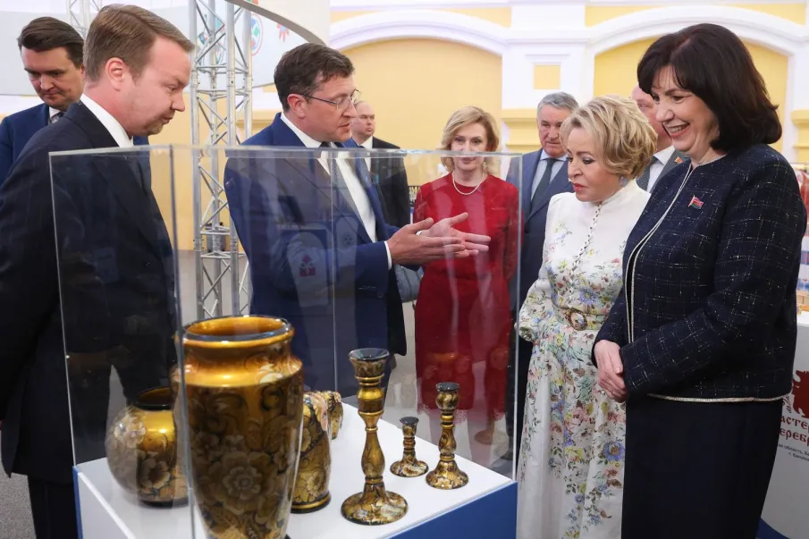 Валентине Матвиенко и Наталье Кочановой представили выставку изделий НХП на Форуме креативных территорий