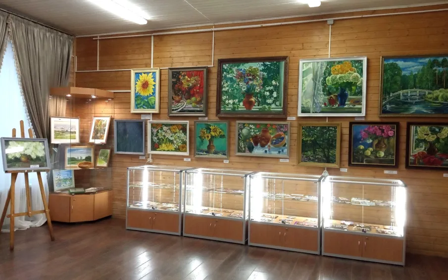 В Музее истории и краеведения им. братьев Аманда и Густава Струве («Теремок») работает персональная художественная выставка Елены Николаевны Шильновой и ее учеников