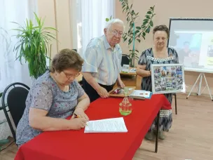 Тёплая встреча в библиотеке: чествование ветерана накануне Дня России