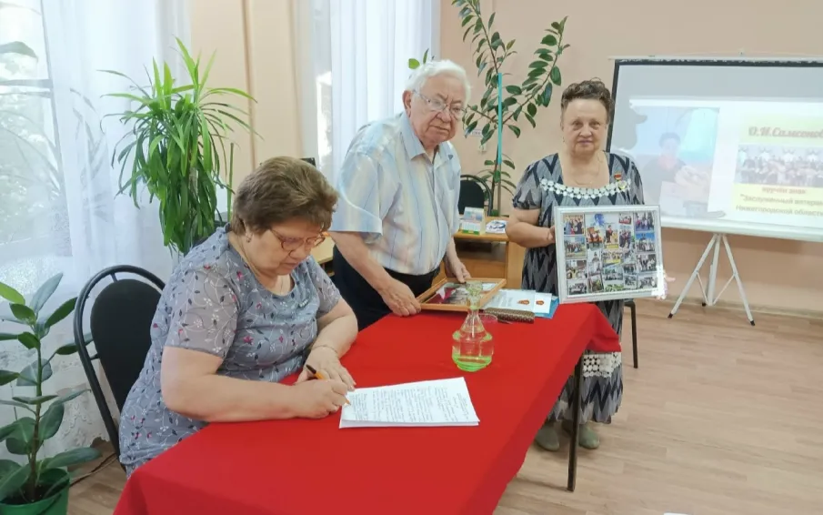 Тёплая встреча в библиотеке: чествование ветерана накануне Дня России