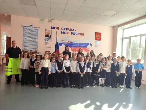 В рамках проведения Недели безопасности дорожного движения в школе № 9 для учащихся первых классов прошло торжественное мероприятие «Посвящение в пешеходы».