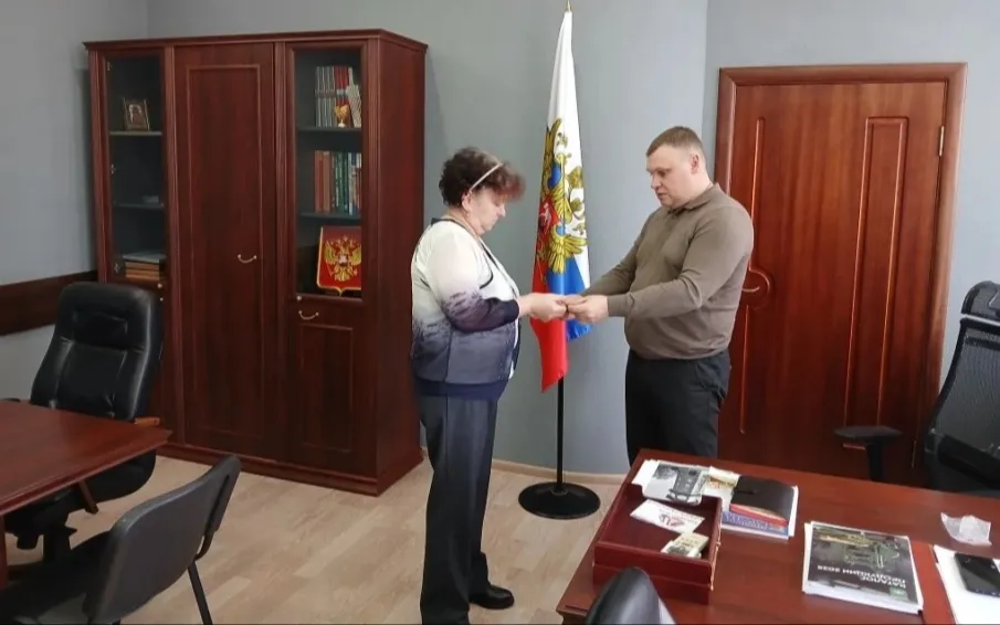 Глава округа вручил медаль супруге погибшего участника СВО