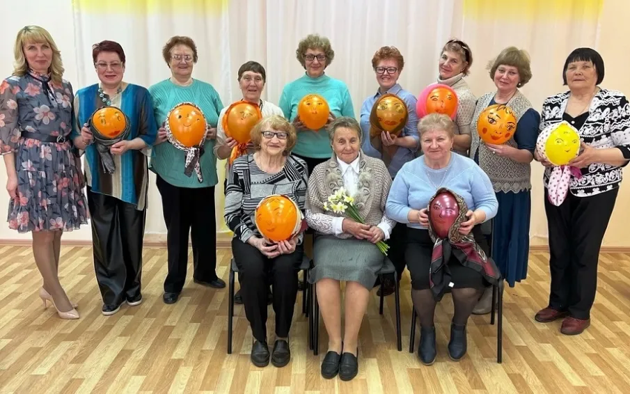 Библиотекари пригласили активистов городского общества ВОИ на семейный праздник -  День дочери