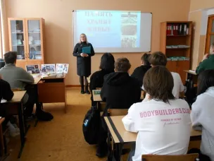 Сотрудники библиотеки провели патриотическое мероприятие «Память хранят живые»