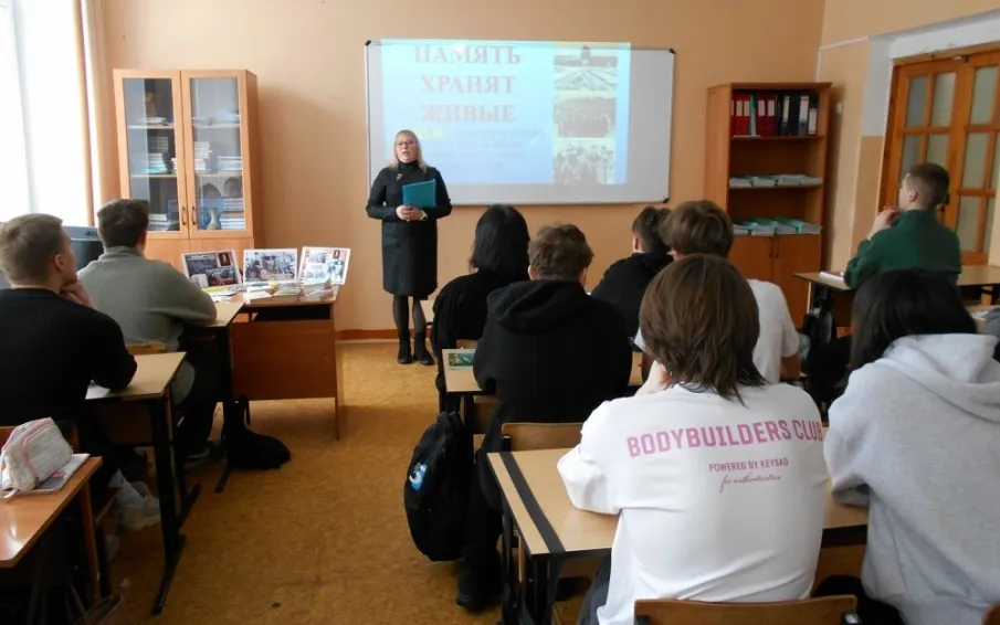 Сотрудники библиотеки провели патриотическое мероприятие «Память хранят живые»