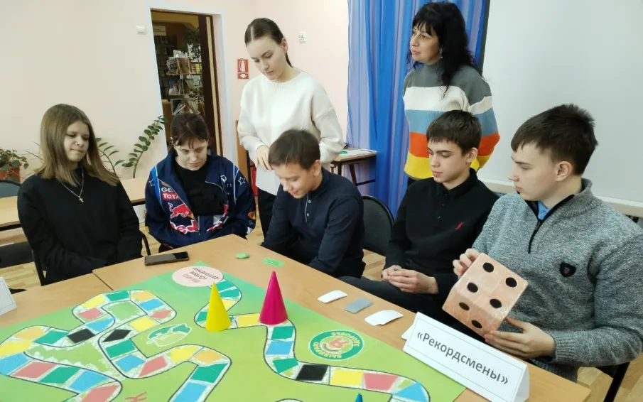 Сотрудники Центральной библиотеки организовали для школьников познавательную настольную игру - бродилку «Путь к долголетию»