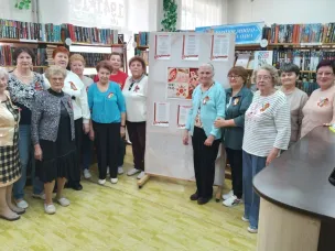 В библиотеке прошел мастер-класс по украшению Георгиевской ленточки  «Брошь – символ дня Победы»