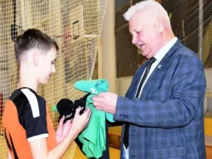 В спортивной школе ФОК "Темп" вручили новую форму юным футболистам