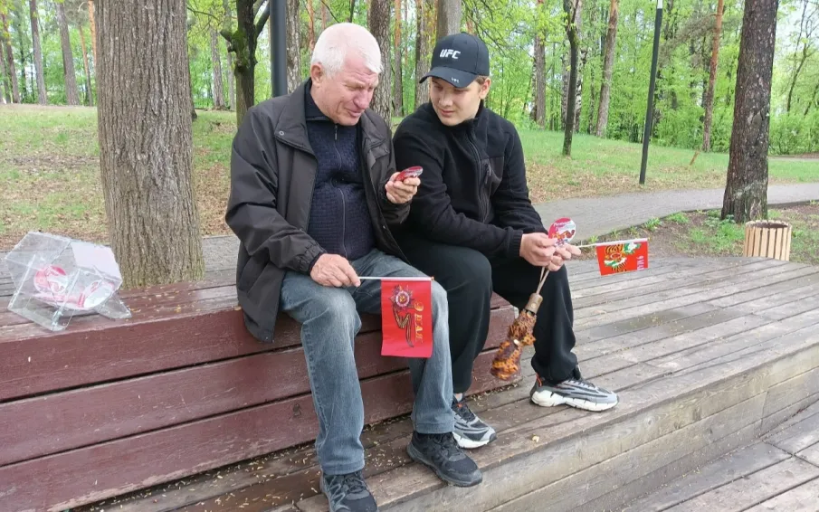 Сотрудники городской библиотеки №2 провели патриотическую акцию «Жива в нашем сердце победная дата!»