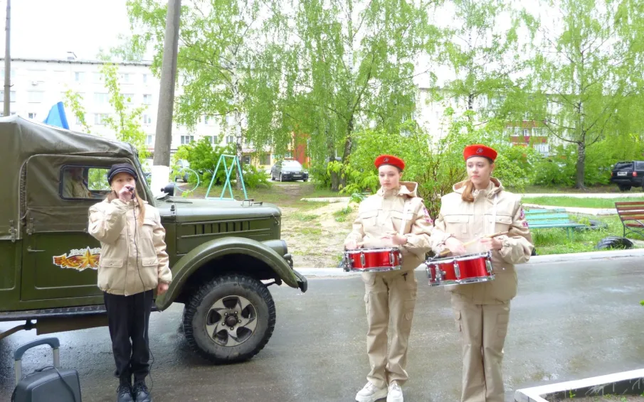 Стало доброй традицией в канун празднования Дня Победы поздравлять на дому ветеранов Великой Отечественной войны