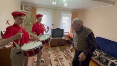 Стало доброй традицией в канун празднования Дня Победы поздравлять на дому ветеранов Великой Отечественной войны