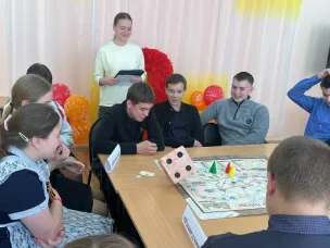 В Центральной библиотеке для школьников прошла увлекательная настольная игра «Маршрутами победы»