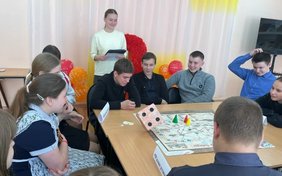 В Центральной библиотеке для школьников прошла увлекательная настольная игра «Маршрутами победы»