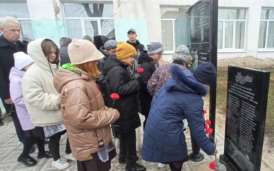 16 ноября в Кулебаках состоялся торжественный митинг, посвящённый открытию памятного мемориала выпускникам школы №10, погибшим в годы Великой Отечественной войны.