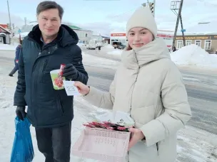 Библиотекари провели праздничную акцию «Мы поздравить вас спешим!»