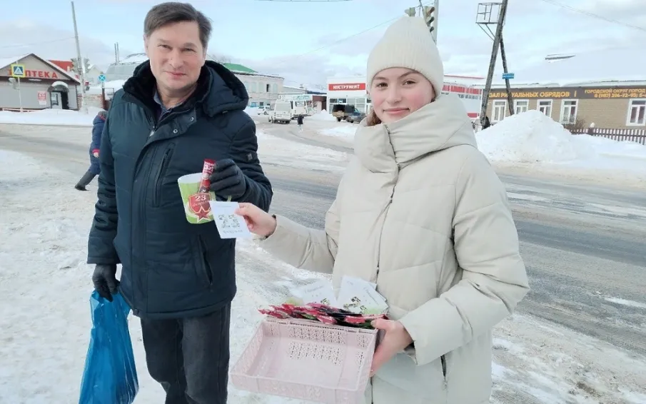 Библиотекари провели праздничную акцию «Мы поздравить вас спешим!»