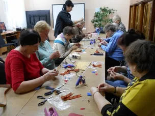 В преддверии Дня Победы в городской библиотеке состоялся мастер-класс по изготовлению оригинальной броши