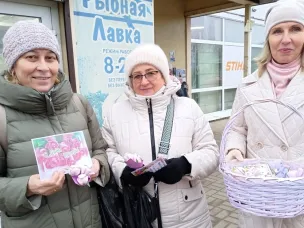 Библиотекари провели поздравительную акцию «К мамам - с теплом»