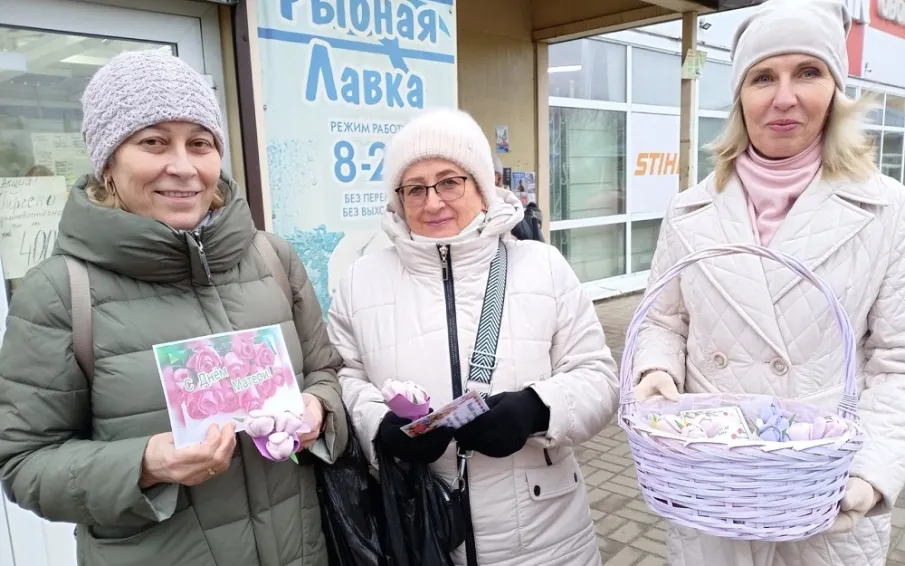 Библиотекари провели поздравительную акцию «К мамам - с теплом»