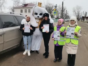 Капитан полиции Ольга Хажметова совместно с отрядом ЮИД школы №8 провела информационно-пропагандистскую акцию «Зимняя дорога»