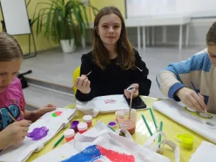 Для кулебакских семей прошел увлекательный мастер-класс по росписи шопперов