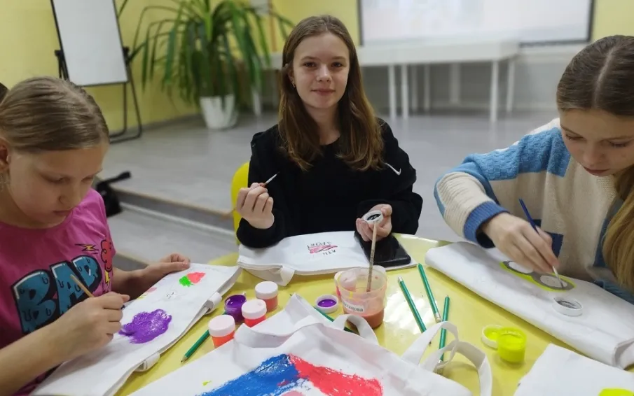 Для кулебакских семей прошел увлекательный мастер-класс по росписи шопперов