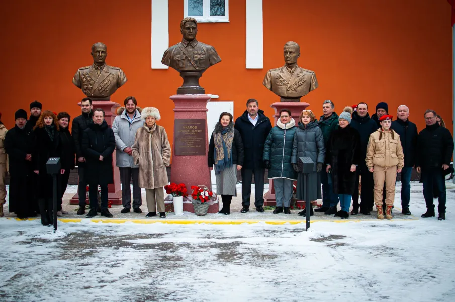 В Чкаловске открыли бюсты героев-летчиков Георгия Байдукова и Александра Белякова