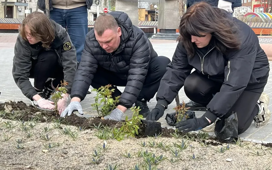 Инициатива, которая объединила молодёжь и руководство округа. На площади Победы высадили цыеты