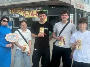 Библиотекари организовали патриотическую акцию «Лента в ладони — память в сердце»