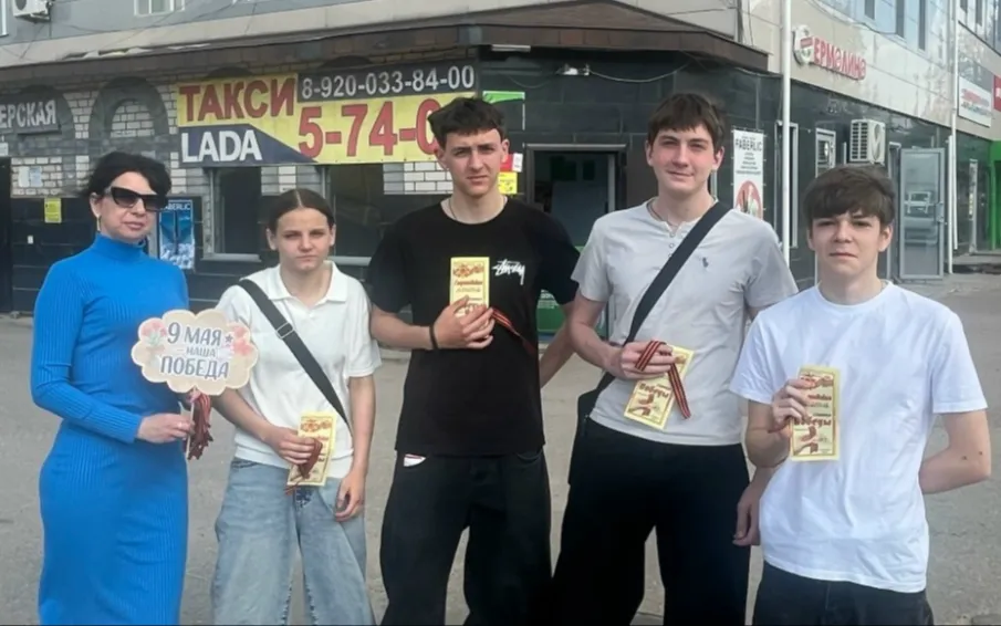 Библиотекари организовали патриотическую акцию «Лента в ладони — память в сердце»