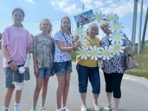 В День семьи любви и верности прошла акция «Дарите любимым ромашки»