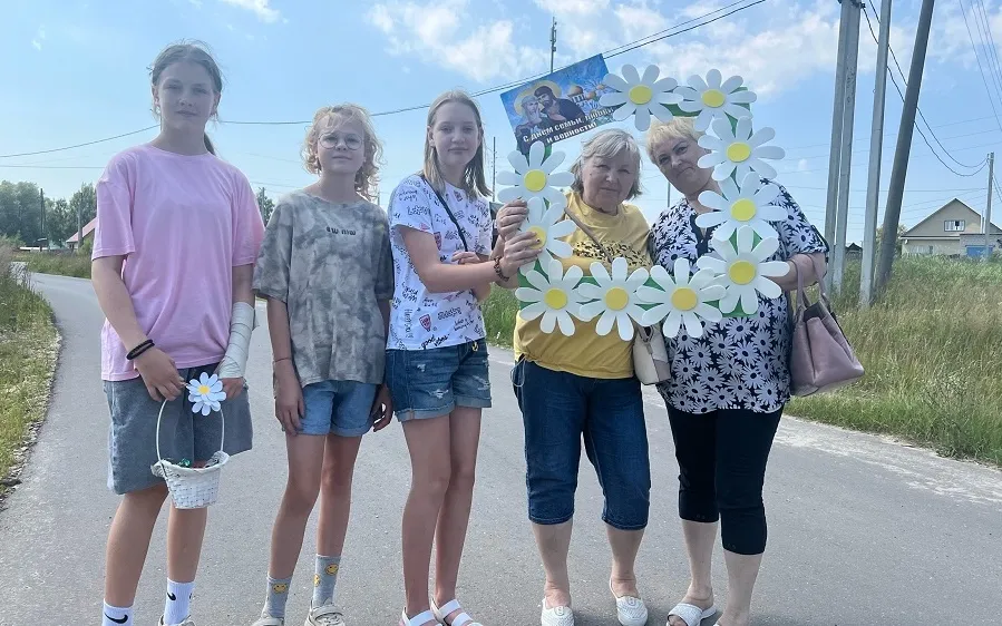 В День семьи любви и верности прошла акция «Дарите любимым ромашки»