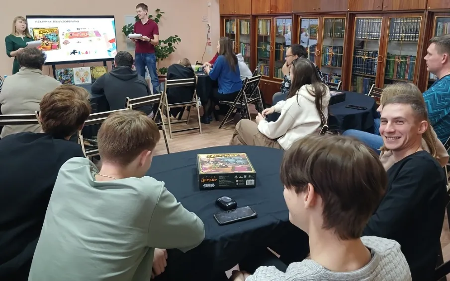 Посетители городской библиотеки с увлечением погрузились в мир настольных игр