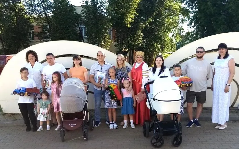 В День семьи, любви и верности состоялось чествование семей, в которых в 2024 году родились дети, две из них - многодетные