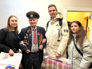 Ежегодно активисты местного отделения партии «Единая Россия» принимают участие в новогодних акциях и поздравлениях