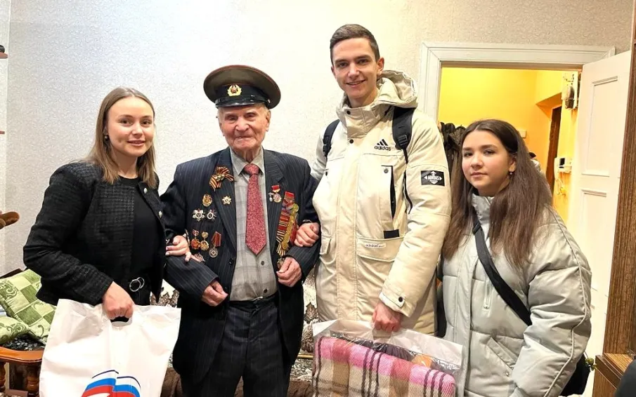 Ежегодно активисты местного отделения партии «Единая Россия» принимают участие в новогодних акциях и поздравлениях